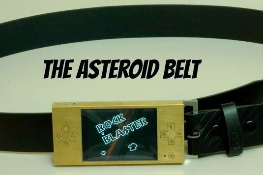 Умелец встроил «винтажную» игровую консоль в пряжку ремня