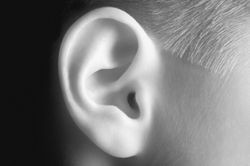 Ученые МТИ избавили имплантируемые слуховые аппараты от наружных частей