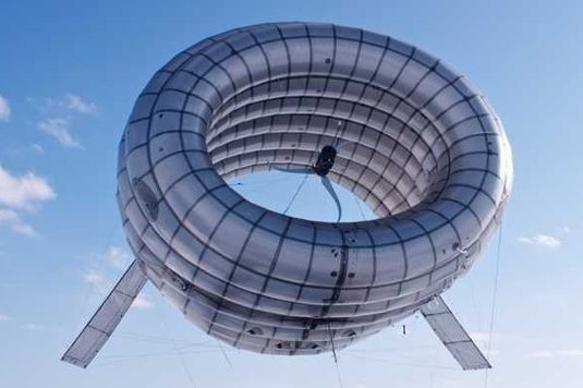 Надувная ветровая турбина вырабатывает больше энергии, чем стационарные