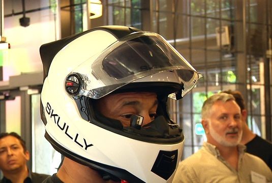 Начат прием предзаказов на мотошлем Skully со встроенной камерой заднего обзора