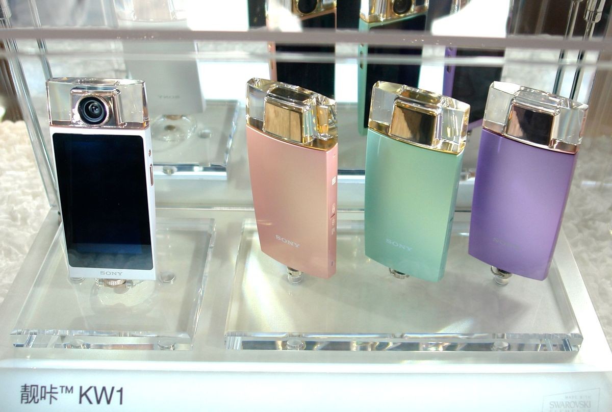 Камера Sony для «селфи» имеет форму парфюмерного флакона