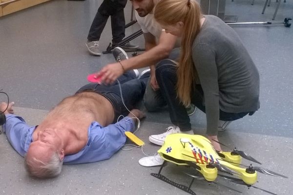 Дрон «скорой помощи» доставит дефибриллятор к пострадавшему за считанные минуты