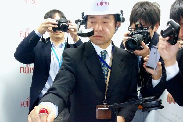 Кольцо Fujitsu позволяет писать заметки, изображая буквы в воздухе