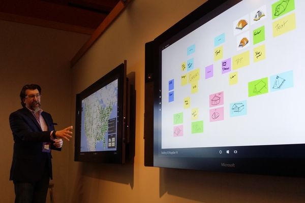 Планшет-гигант Microsoft Surface Hub позволяет группам связываться по Skype и работать над документами