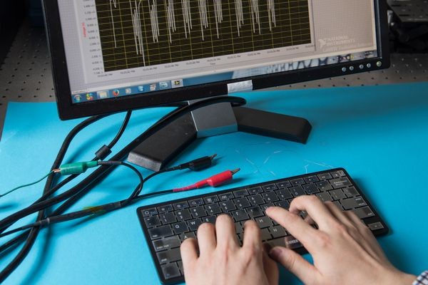 Клавиатура, сама себя обеспечивающая энергией, узнает пользователя по стилю набора текста