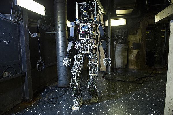 Корабельный робот-пожарный пока неуклюж и медлителен