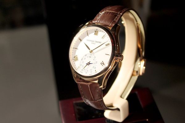 В Швейцарии создали платформу для умных часов со стрелками