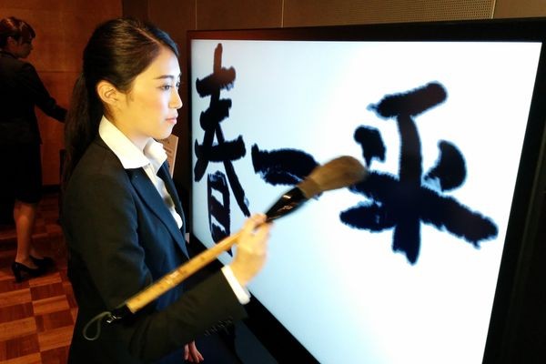 В Sharp показали большой сенсорный экран, работающий с кистями