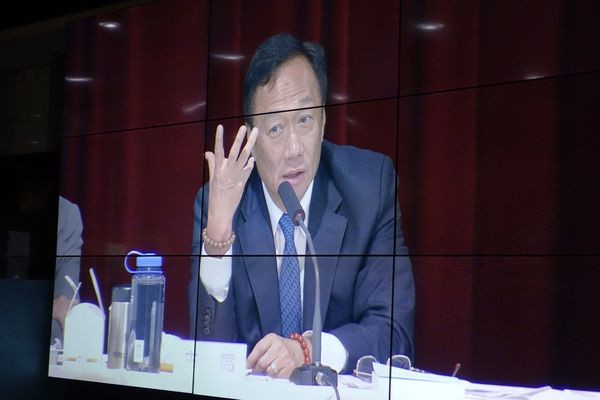 Глава Foxconn отказался от обещаний заменить рабочих роботами