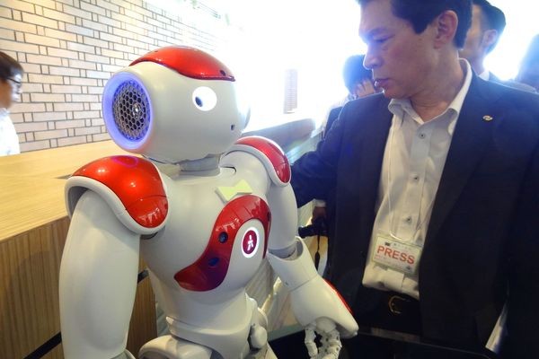 В Японии появился отель, в котором постояльцев обслуживают роботы