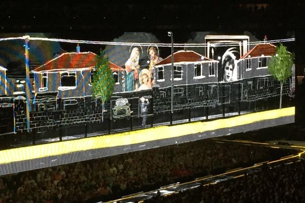 U2 взяли с собой в турне полупрозрачный видеотуннель