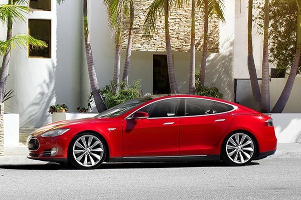 Взлом бортовых систем электромобиля Tesla заставил производителя выпустить заплату