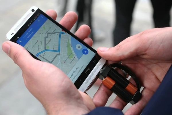 Брелок-зарядник дает смартфонам час работы в режиме разговора