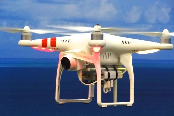 Над территорией, пострадавшей от взрывов в Тяньцзине, кружат дроны