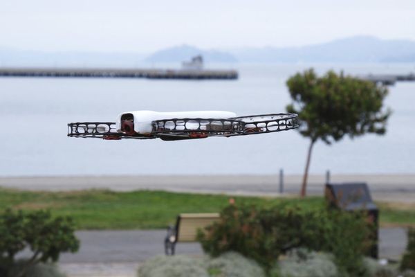 Складной беспилотник снимает плавное видео в разрешении 4K