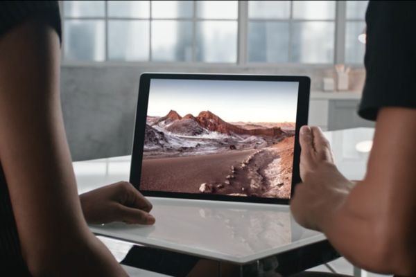 В Apple представили гигантский iPad c клавиатурой и пером