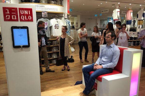 В магазинах Uniqlo покупателю подберут футболку по записи мозговых волн