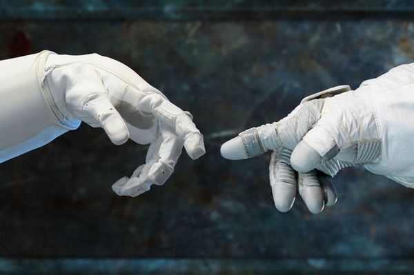 Люди и роботы на МКС: пятнадцать лет плечом к плечу