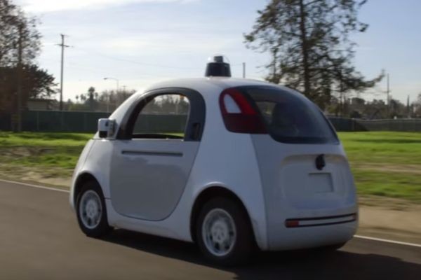 Полицейский попытался выписать штраф автомобилю Google за медленную езду