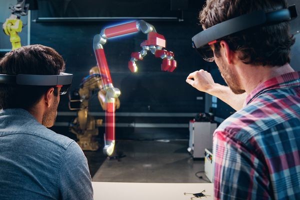 Autodesk реализует поддержку шлема дополненной реальности Microsoft HoloLens