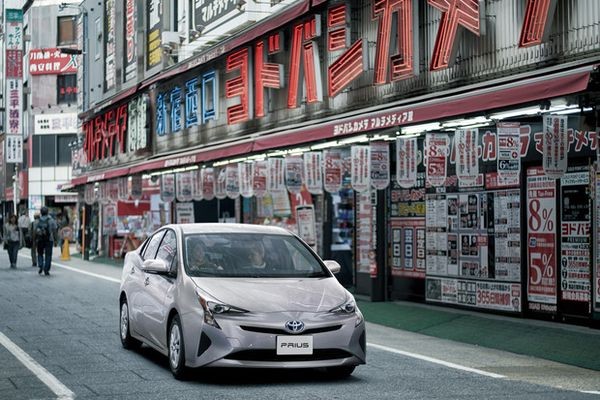 Toyota Prius не позволит проехать на красный