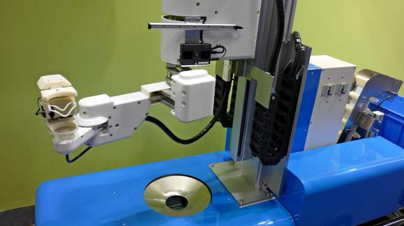 Робот Panasonic собирает помидоры