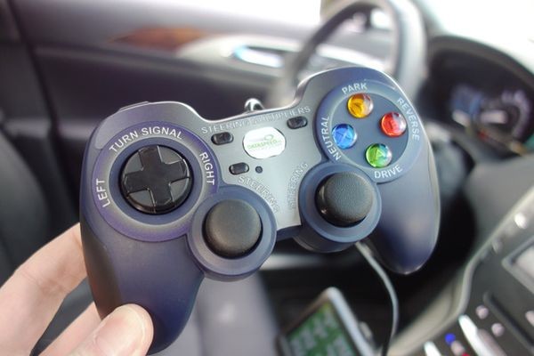 Автомобиль Lincoln перевели на управление джойстиком