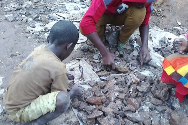 Amnesty International: кобальт для производства смартфонов добывают в Конго с использованием детского труда