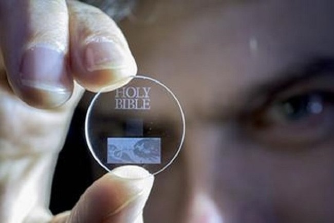 На вечный диск для потомков записали Библию и Декларацию прав человека