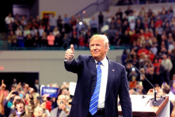 Дональд Трамп призвал бойкотировать Apple