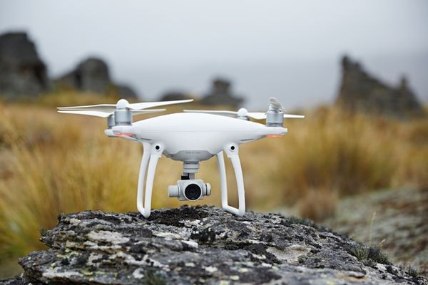 Дрон DJI Phantom новой модели уклоняется от препятствий и может следовать за людьми