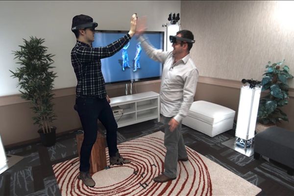 Шлем Microsoft Hololens «телепортирует» участников на совещание