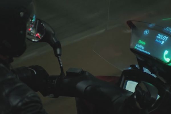 «Умное» ветровое стекло для мотоцикла отображает информацию со смартфона