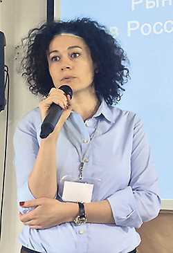 За смартфоном и книгой с электронным кошельком