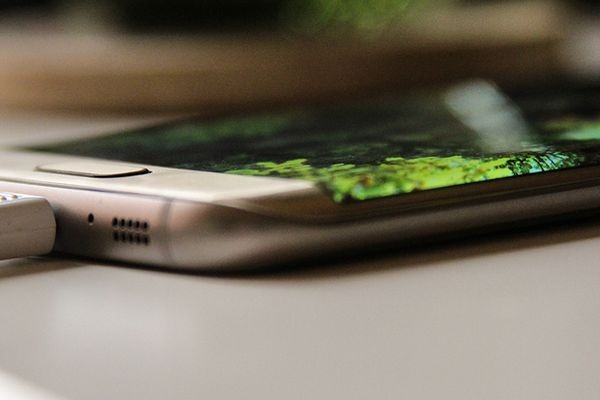 На будущий год Samsung готовит выпуск телефонов с гибкими экранами