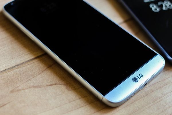 Слух: LG выпустит смартфон, заряжаемый без проводов на расстоянии до 7 см от источника