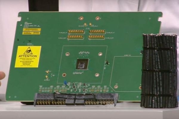 Со скоростью света