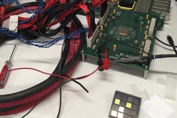 Тысячеядерному процессору для питания достаточно пальчиковой батарейки