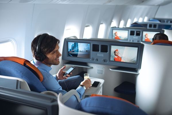 Официально: «Аэрофлот» разрешил не выключать телефоны на борту самолета