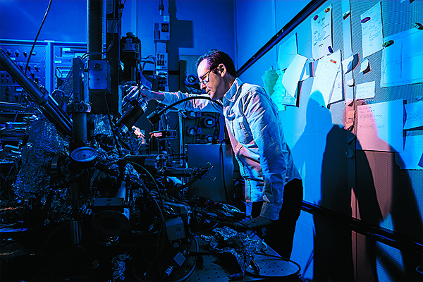 Равняется одному атому