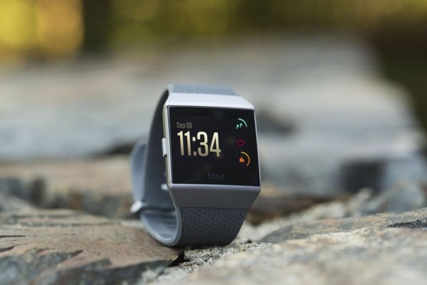 В часах Fitbit Ionic появятся новые циферблаты и приложения