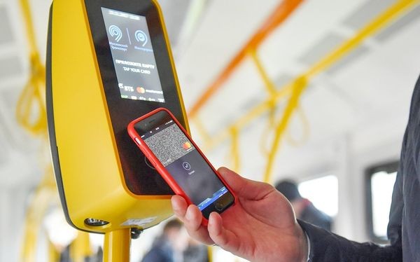 В столичных автобусах можно будет расплатиться смартфоном
