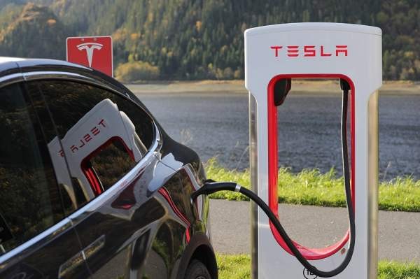 В «Связном» можно заказать электромобиль Tesla