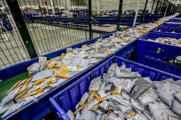 «Почта России» просит пока не снижать беспошлинный лимит на интернет-посылки