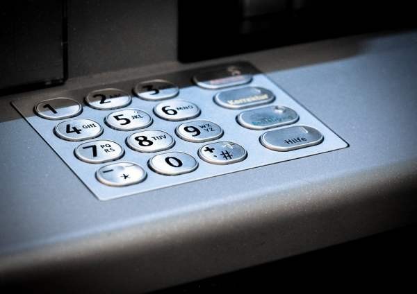 Операторы не позволят больше снимать деньги со счета телефона через банкомат