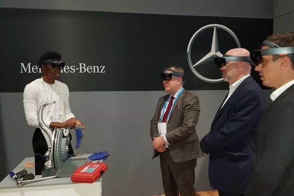 Mercedes-Benz обучает сотрудников с помощью Microsoft HoloLens