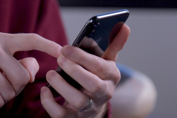 Слух: Apple может назвать новую модель iPhone XS — но лучше этого не делать