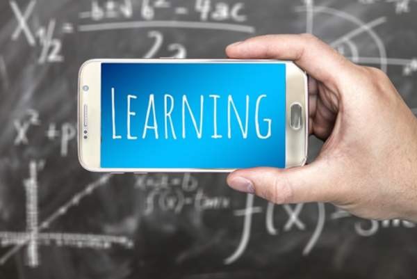 ВЦИОМ: Большинство россиян — за запрет мобильных телефонов в школах