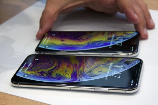 Обнаружены первые проблемы iPhone Xs: приукрашенные лица, трудности с зарядкой и ненадежная связь