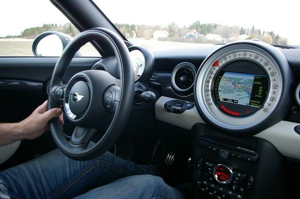 ГИБДД начинает работать с электронными ПТС